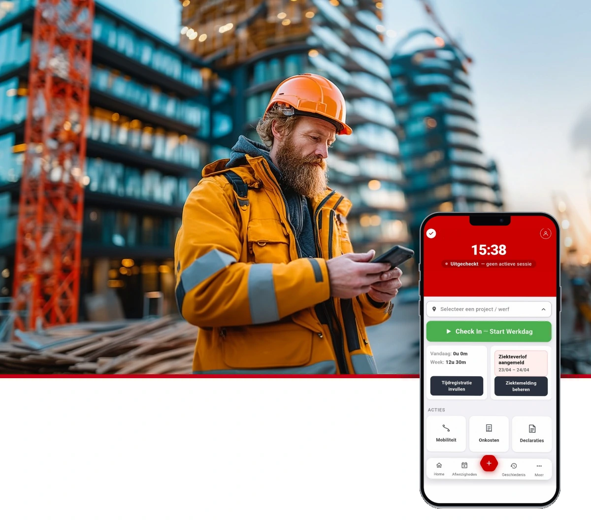 Bouwvakker op de werf met de MyVIRO-app op zijn smartphone, klaar om in te checken
